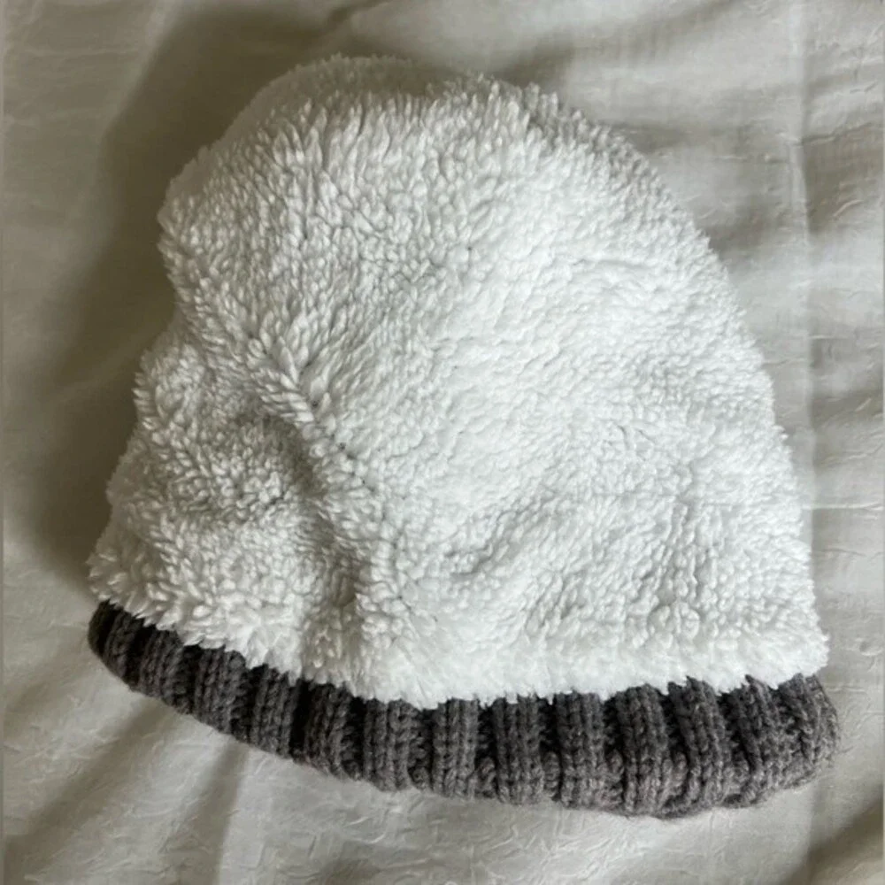 Timberland Women`s Cable Knit Cuff Pom Beanie  Fleece lined Color Gray